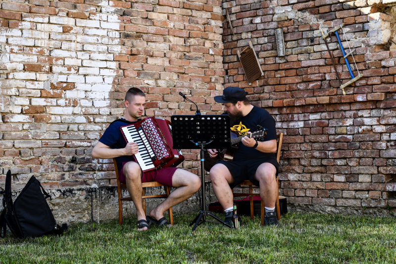 Posezení ve dvoře penzionu se sklípkem